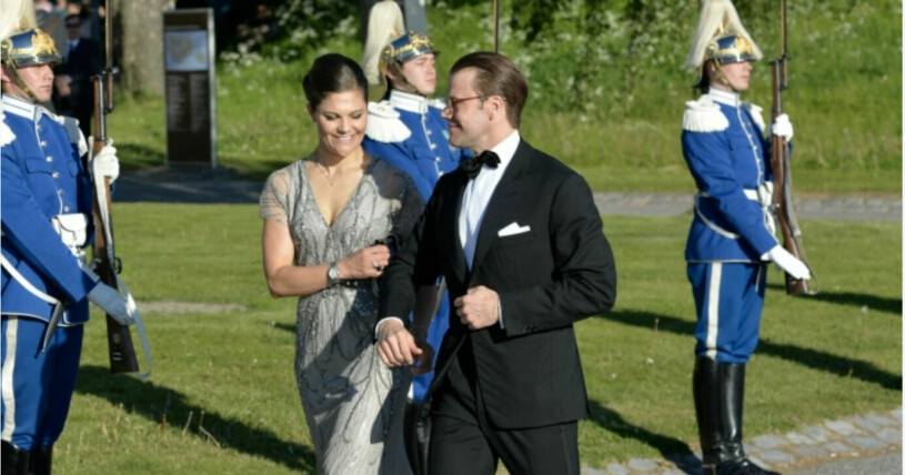 Victoria och prins Daniel på väg till middag i samband med prins Carl Philips och Sofias bröllop 2015. Foto: Anders Wiklund / TT / NTB