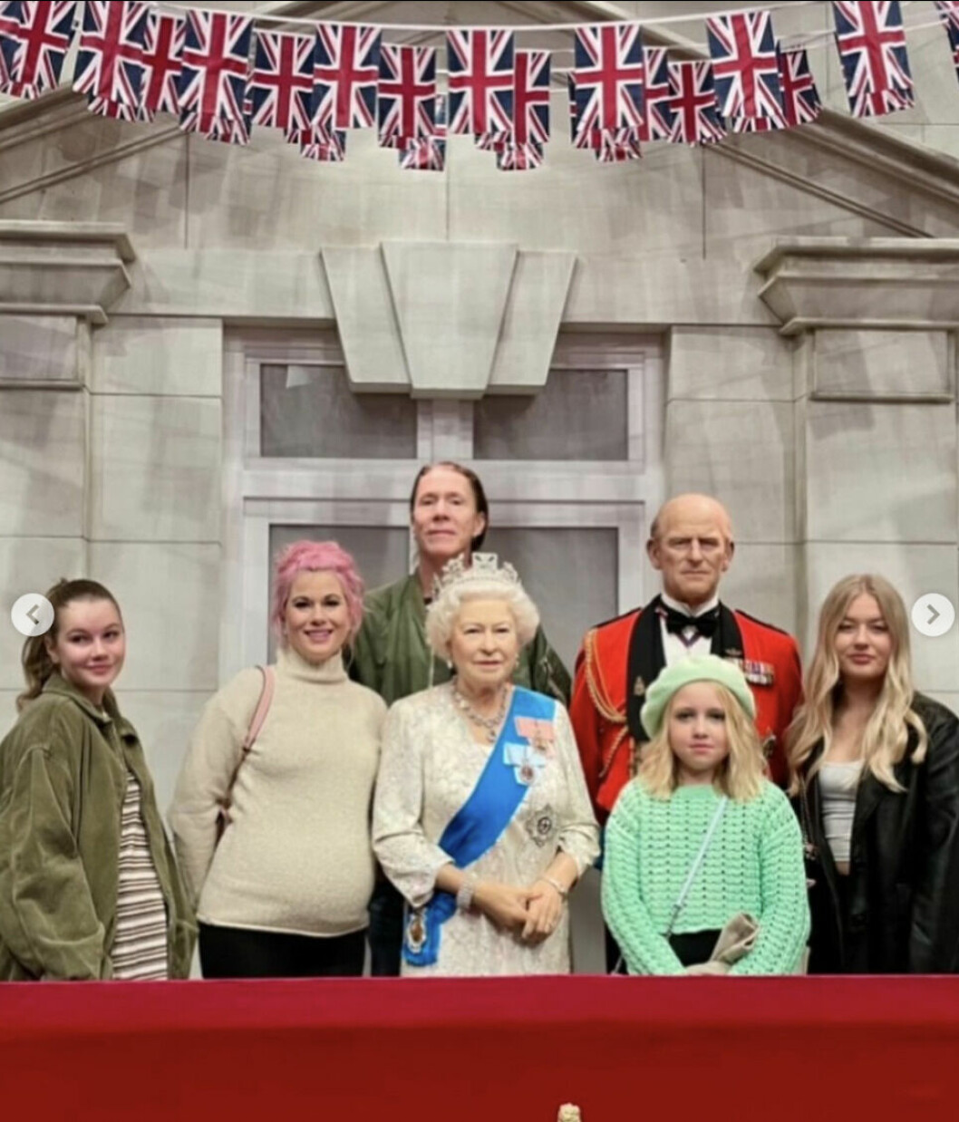 E–type, Melinda och barnen tillsammans med de välgjorda vaxdockorna! Melinda Jacobs och E–type med drottning Elizabeth och prins Philip. Foto: Instagram @missmelinda_j