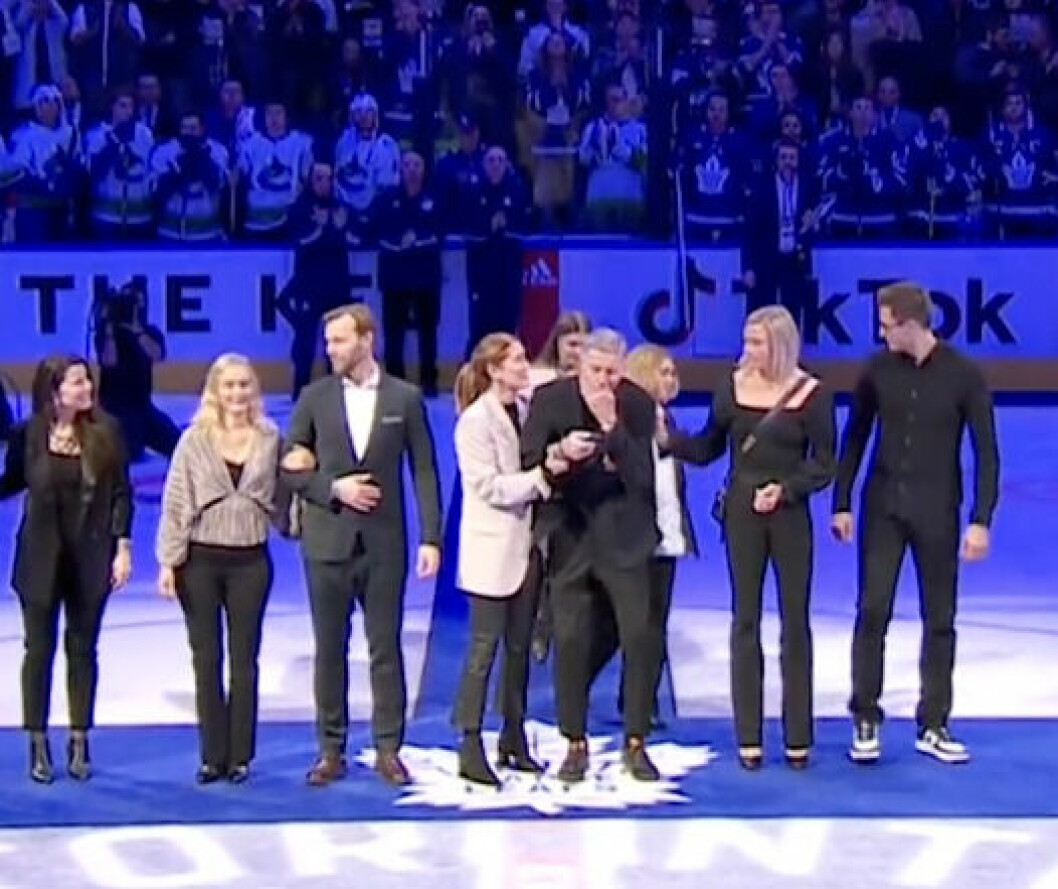 Börje tillsammans med hela familjen på isen. Foto: Skärmdump Twitter Börje Salming, hustrun Pia och barnen Bianca, Rasmus, Teresa och Anders.