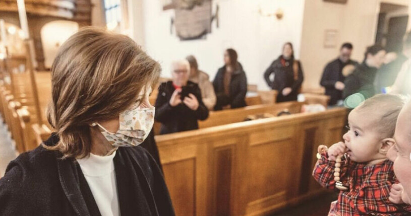 Silvia bar ansiktsmask under besöket i kyrkan. Drottning Silvia
