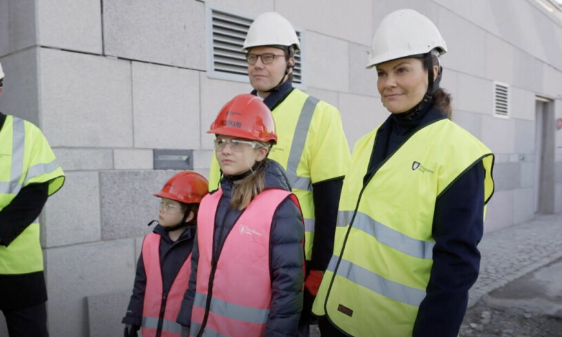 Hela familjen är redo för en visning av Slussen och Guldbron. Kronprinsessan Victoria, prins Daniel, prinsessan Estelle, prins Oscar.