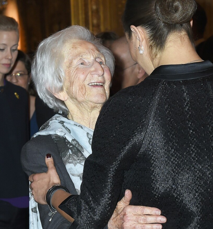 En av alla dem som hedrades var kronprinsessan Victorias vän, förintelseöverlevaren och psykologen Hédi Fried, som gick bort i november, 98 år gammal. Kronprinsessan Victoria med förintelseöverlevaren Hédi Fried