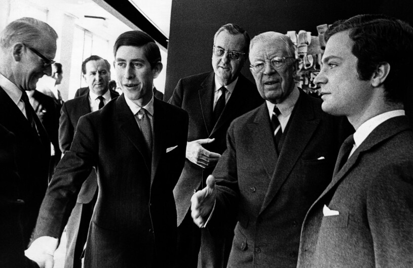 20-årige Charles första besök i Sverige, här i Radiohuset i Stockholm. Kronprins Carl Gustaf, kung Gustaf VI Adolf, radiochefen Olof Rydbeck och Storbritanniens kronprins Charles på besök i radiohuset i Stockholm. Charles, 20 år, är i Sverige för första gången.