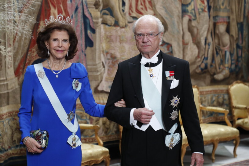 Självaste kungen och drottningen hade bjudit in till middagen. Drottning Silvia och kung Carl XVI Gustaf kommer till kungens traditionsenliga middag för Nobelpristagarna på Stockholms slott.