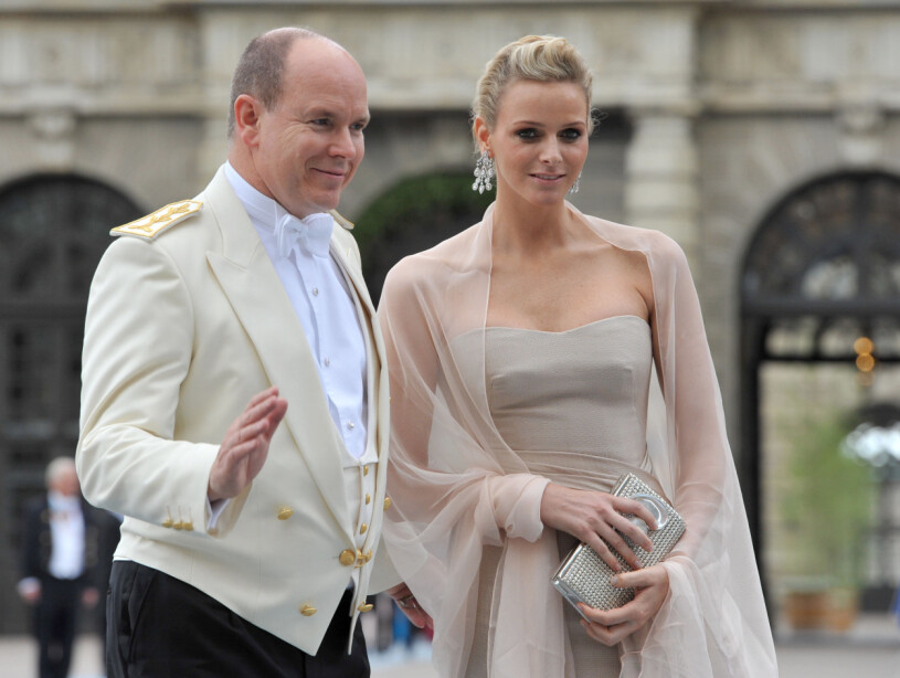 Albert och Charlene på det svenska kronprinsessbröllopet. Kort därefter offentligjorde paret sin förlovning.