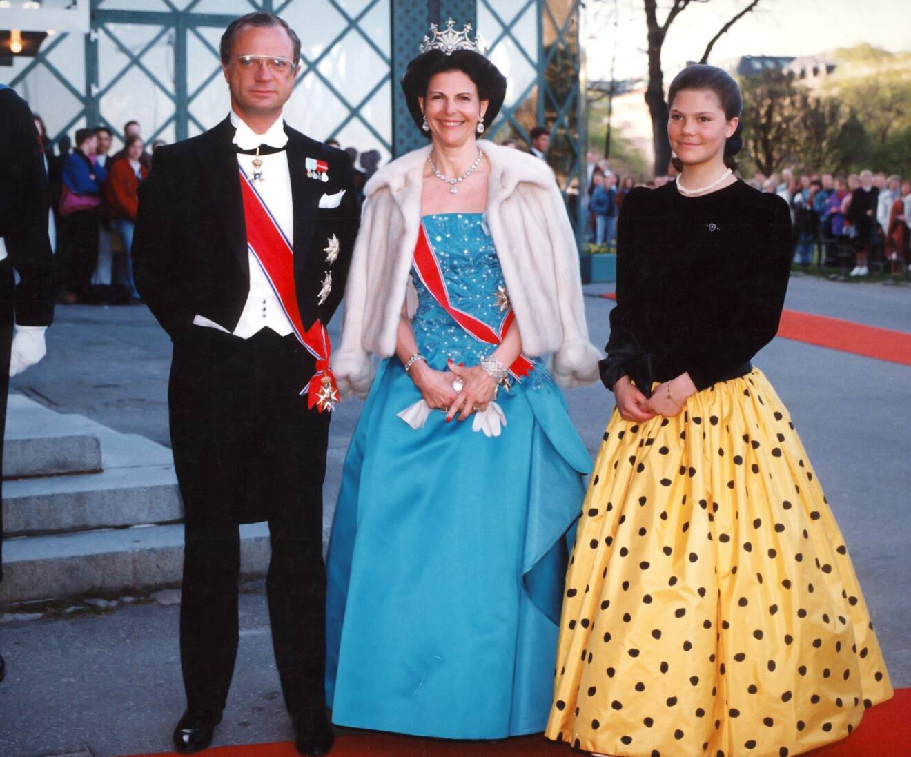 Kungen, drottning Silvia och kronprinsessan Victoria utanför Operakällaren i Stockholm i samband med norska statsbesöket 1992