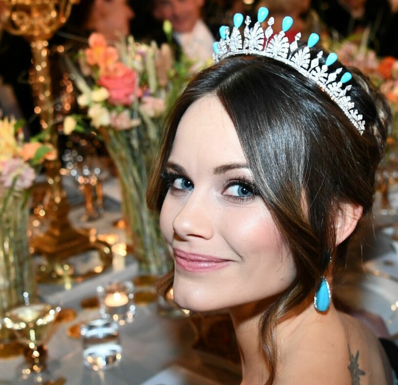 Bröllopspresenten från kungen och drottning Silvia byter skepnad från mellan varje galamiddag... Prinsessan Sofia i tiara med turkoser