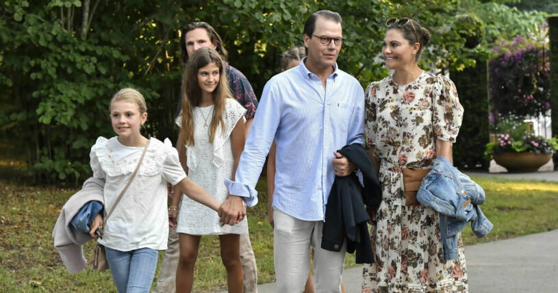 Bakom prinsessan Estelle, prins Daniel och kronprinsessan Victoria kan man skymta Patrick Sommerlath med tvillingdöttrarna Anaïs och Chloé. Prinsessan Estelle, prins Daniel, kronprinsessan Victoria, Patrick Sommerlath, Anaïs och Chloé.