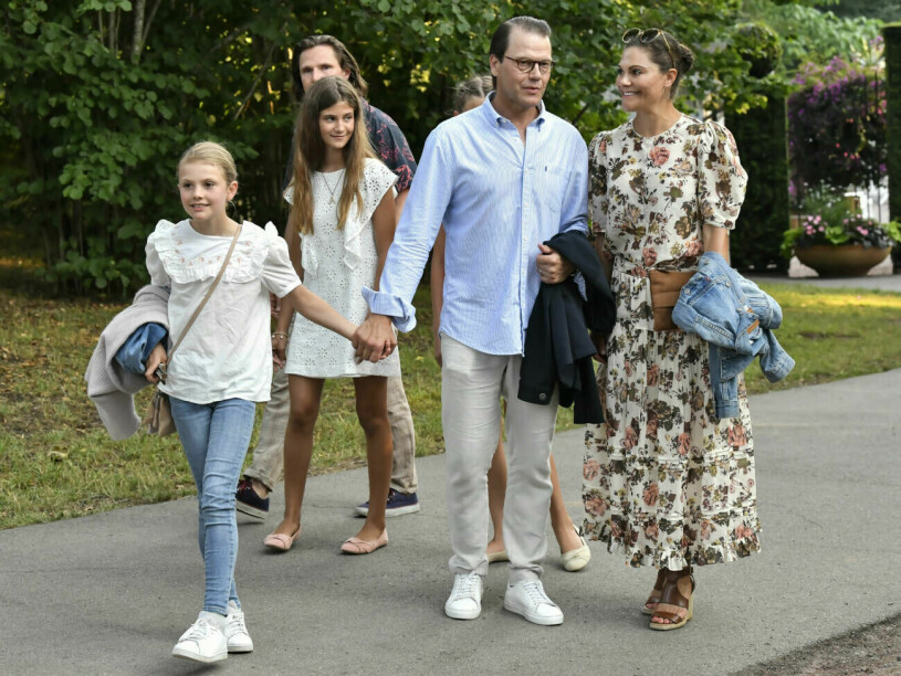 I fjol såg det ut så här innan Carolas Solliden-konsert. I bakgrunden kan man skymta Anaïs, Chloé och Patrick Sommerlath. Prinsessan Estelle, prins Daniel och kronprinsessan Victoria