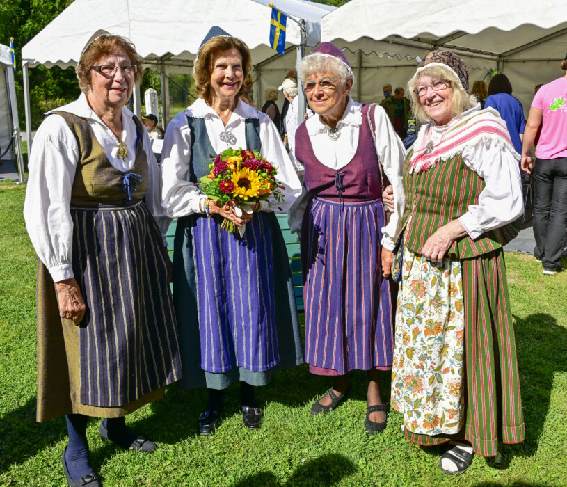 Väninnorna Ingrid, Margareta och Elisabeth fick kungligt sällskap. Drottning Silvia med väninnorna Ingrid, Margareta och Elisabeth under De Gamlas Dag 2022.