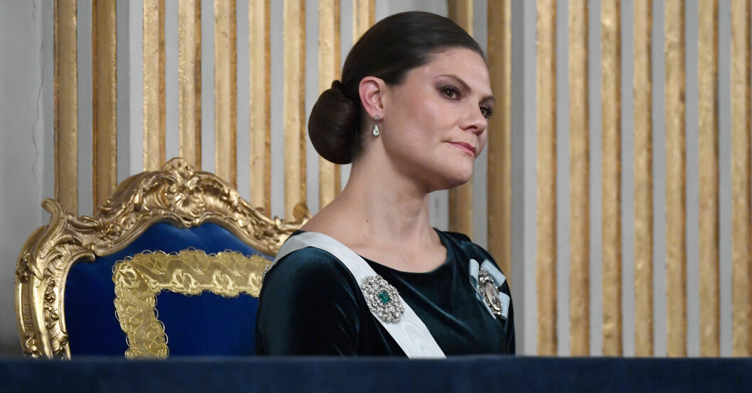 Kronprinsessan Victoria testade positivt för covid-19 under lördagen. Victoria