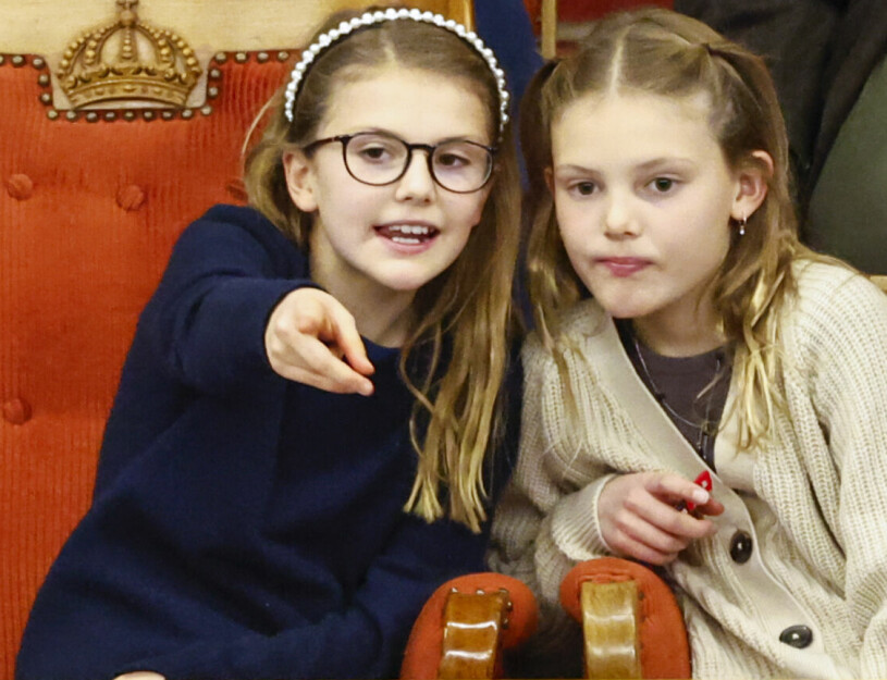 Estelle i sin prinsess-stol med kunglig krona. Till höger bästa kompisen. Prinsessan Estelle och hennes kompis på tennis i Kungilga Tennishallen
