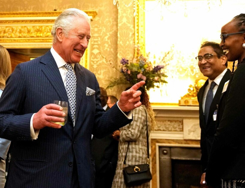 Prins Charles firade dagens insats med en drink. Prins Charles tar en drink
