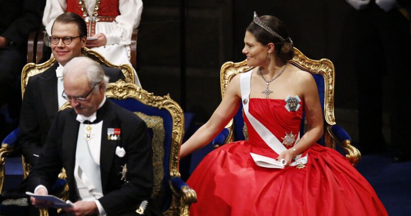 Kronprinsessan Victoria bröt mot etikett-regeln med sin röda blåsa! Prins Daniel, kung Carl Gustaf och kronprinsessan Victoria