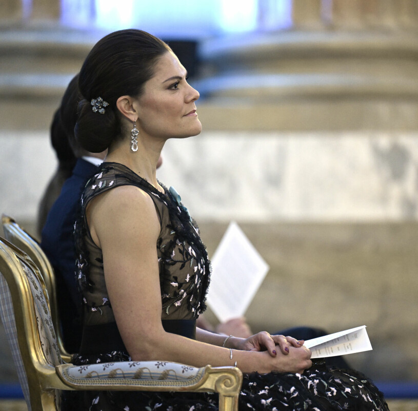 Kronprinsessan under konserten. Kronprinsessan Victorias klänning och frisyr vid Sverigemiddagen 2023