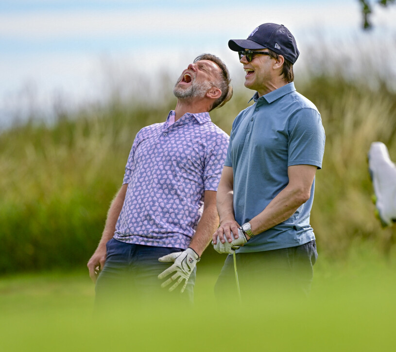 Det blev en fin dag på golfbanan för prins Daniel och hans lagkamrat Peter Jihde. Prins Daniel och Peter Jihde på golfbanan under Victoriagolfen