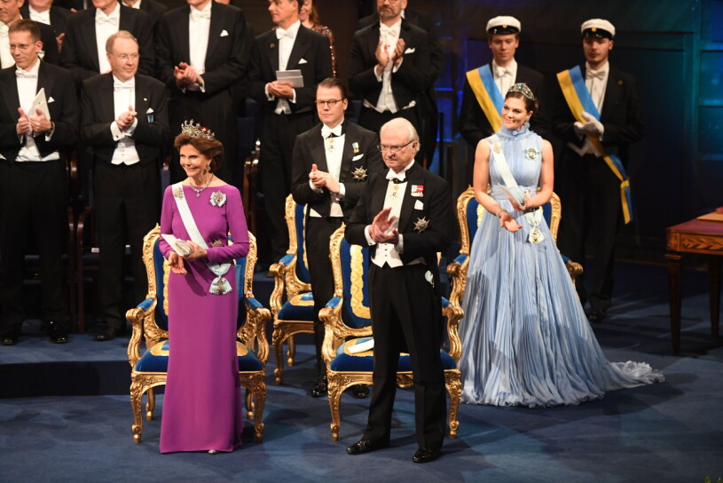 Det ska bli så spännande att se årets klänningar! Drottning Silvia, Prins Daniel, kung Carl XVI Gustaf och kronprinsessan Victoria vid Nobelprisutdelningen i Konserthuset i Stockholm på söndagen 2017