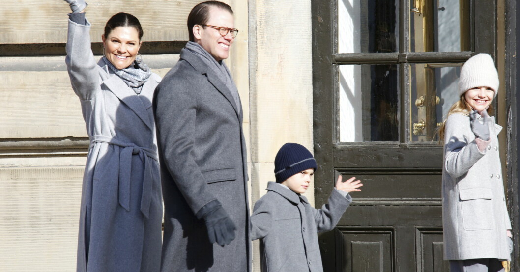 Hela familjen matchade! Kronprinsessan Victoria, prins Oscar, prinsessan Estelle och prins Daniel vid namnsdagsfirandet på Stockholms slott