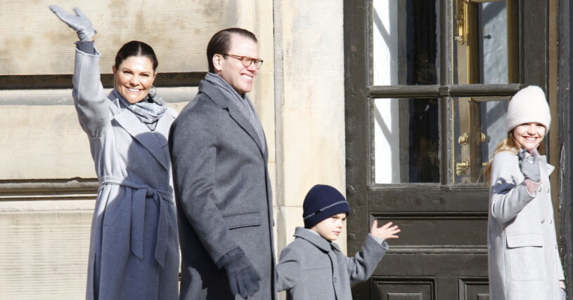 Fina familjen matchade! Kronprinsessan Victoria, prins Daniel, prins Oscar och prinsessan Estelle vid namnsdagsfirandet på Stockholms slott.