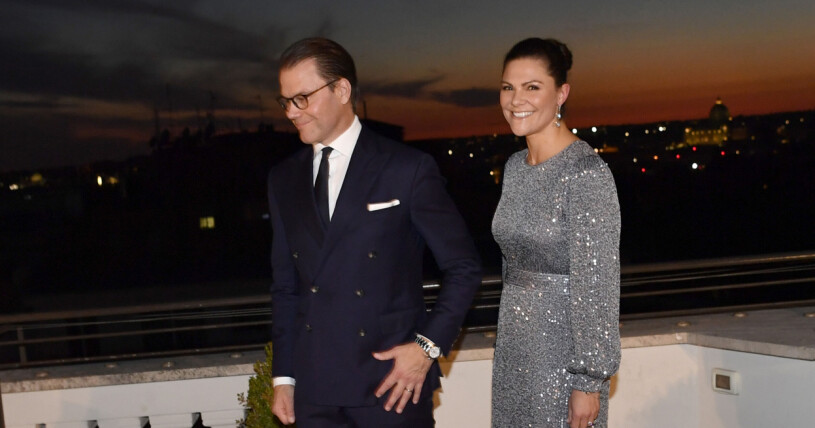 Prins Daniel och kronprinsessan Victoria anländer till en middag på Sveriges ambassad i Rom.