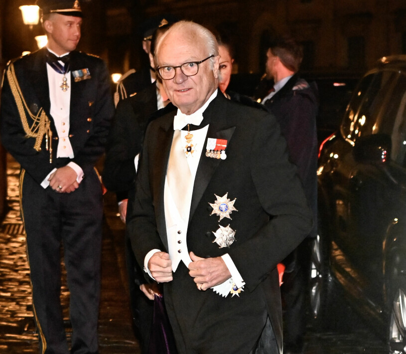 Kungens ensamma entré, utan drottning Silvia. Kungen vid Svenska Akademiens högtidssammankomst 2022