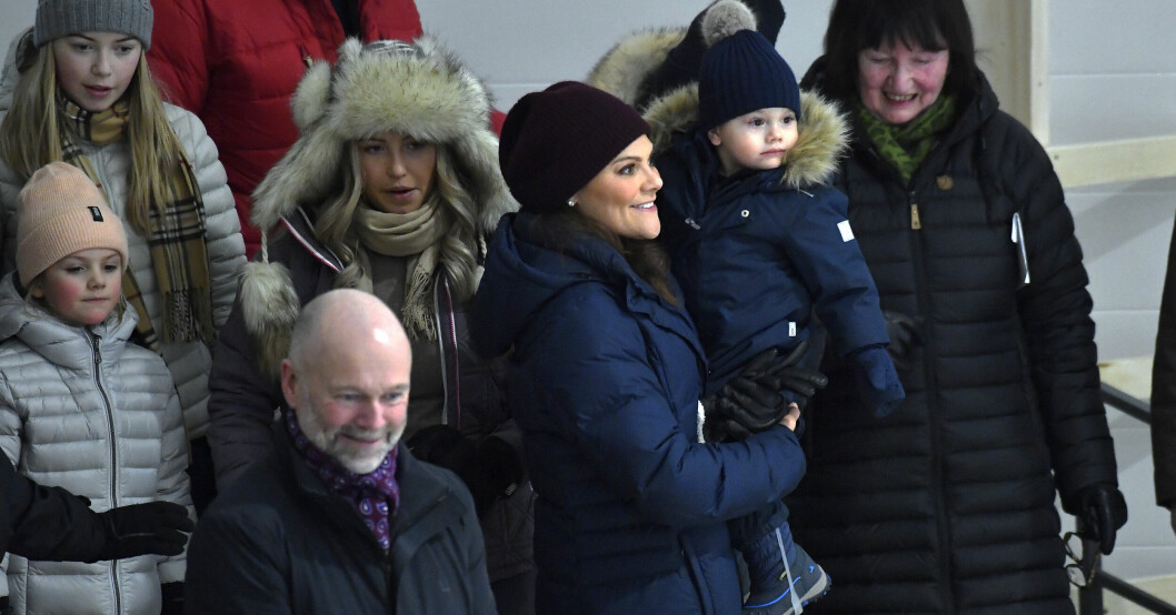 Victoria går på hockey med barnen och Daniels familj.