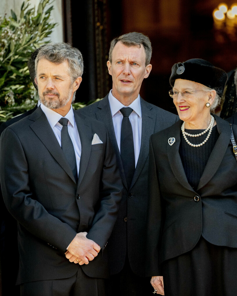 Prinsarna Joachim och Frederik, samt drottning Margrethe var på plats vid exkung Konstantins begravning.