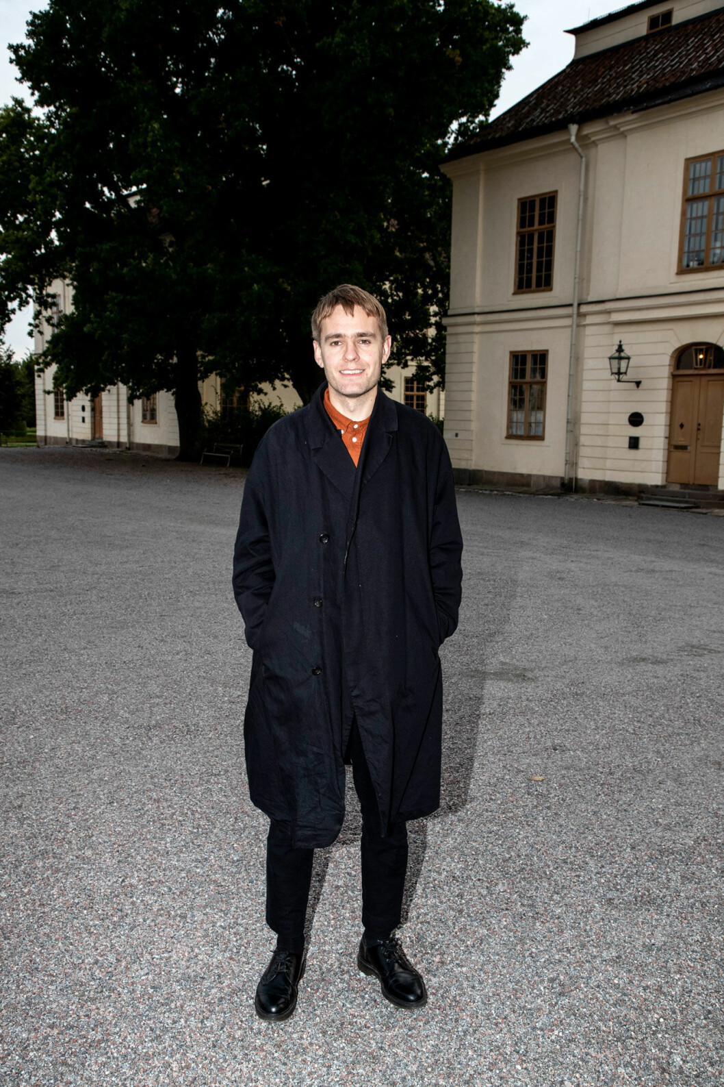 Kulturdepartementets August Arvidsson var glad över att en utställning äntligen kunde corona-anpassas ute på Drottningholms Slottsteater. Kulturdepartementets August Arvidsson var glad över att en utställning äntligen kunde c corona-anpassas ute på Drottningholms Slottsteater.