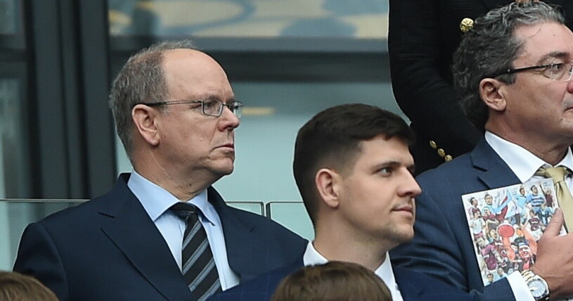 Åkte även furstinnan Charlene till London? Det är oklart. Furst Albert på fotbollsmatch i London
