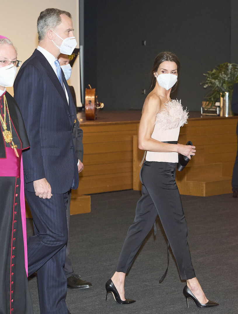Munskydd till strutsfjädrarna, typiskt 2021. Letizias topp kommer från spanska The 2nd Skin Co. Till vänster kung Felipe. Drottning Letizia Kung Felipe Andorra officiellt besök middag