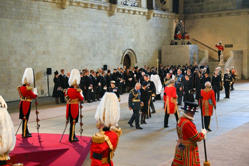 Drottning Elizabeths kista i den hela tusen år gamla Westminster Hall, ett stenkast från begravningskyrkan Westminster Abbey i London. Ceremoni för drottning Elizabeth i Westminster Hall