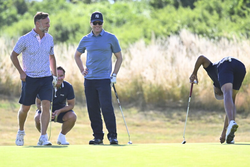 Daniel har blivit ett riktigt golfproffs under de senaste åren! Prins Daniel spelade Victoriagolfen på Ekerums golfbana på Öland under onsdagen. På bilden Peter Jihde, Victoriadagarnas Stephan Rimér och Magnus Lagerlöf, VD på Ekerum Golf, efter ett lyckat slag.
