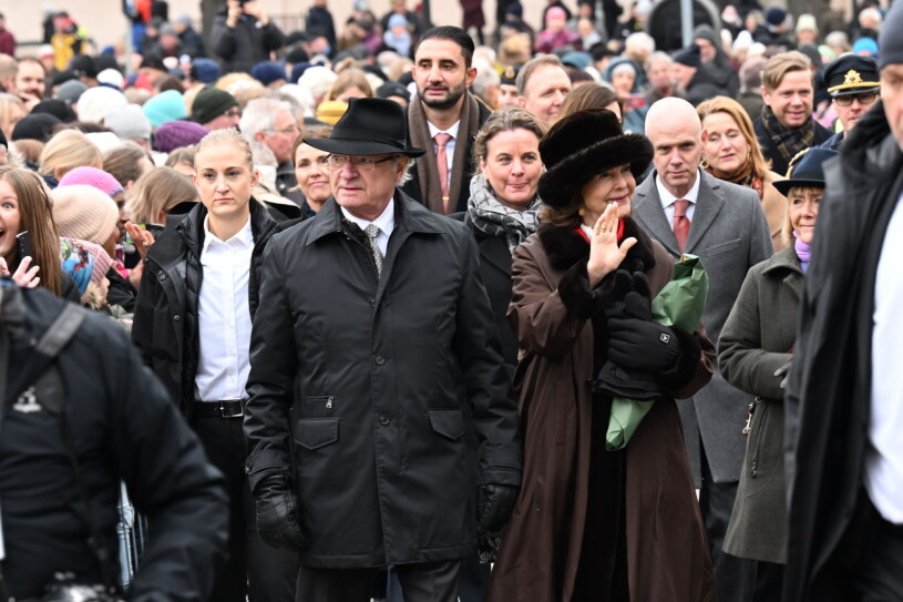 Kungen är en man som sätter plikten före allt. Kungaparet anländer till Stora Torget i Nyköping. Kung Carl XVI Gustaf firar 50 år på tronen. Med anledning av jubileumsåret besöker kungen och drottning Silvia samtliga 21 län i Sverige med start i Södermanlands län.