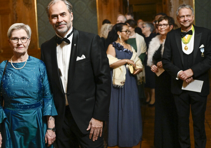 Värmlands landshövdingepar Georg och Maria Andrén – med ett förväntansfullt gäng gäster i släptåg. Värmland på Sverigemiddagen 2023: landshövding Georg Andrén med fru Maria och gäster