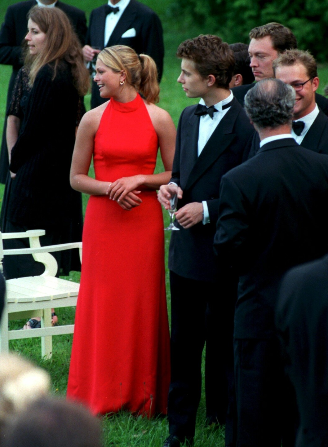 Prinsessan Madeleine på bröllopsfest i Tyskland 1998. Bredvid henne står kusinen Victor Magnuson, prinsessan Christinas son. Prinsessan Madeleine