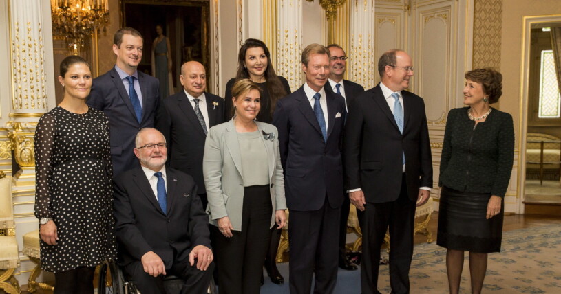 Storhertiginnan Maria Teresa av Luxemburg, i mitten i grå kavaj, har återigen hamnat i rejält blåsväder. Kronprinsessan Victoria och storhertiginnan Maria Teresa av Luxemburg