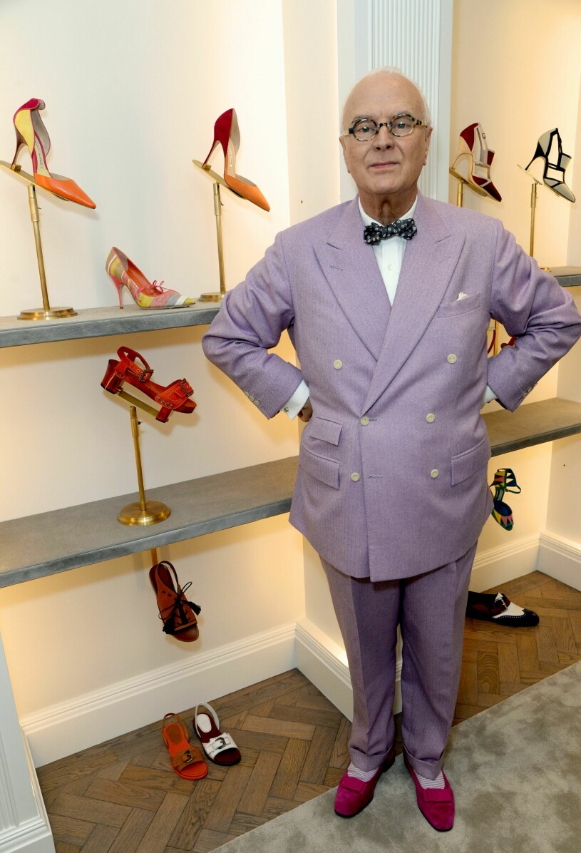 Sko-legenden Manolo Blahnik, här i ceriserosa mockaskor med rosetter. Manolo Blahnik