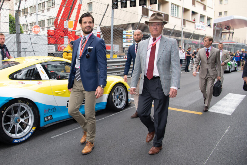 För två år sedan var kungen och prins Carl Philip gäster hos furstefamiljen just i samband med Monacos Grand Prix. Prins Carl Philip Kung Carl Gustaf Kungen Monaco Grand Prix 2019
