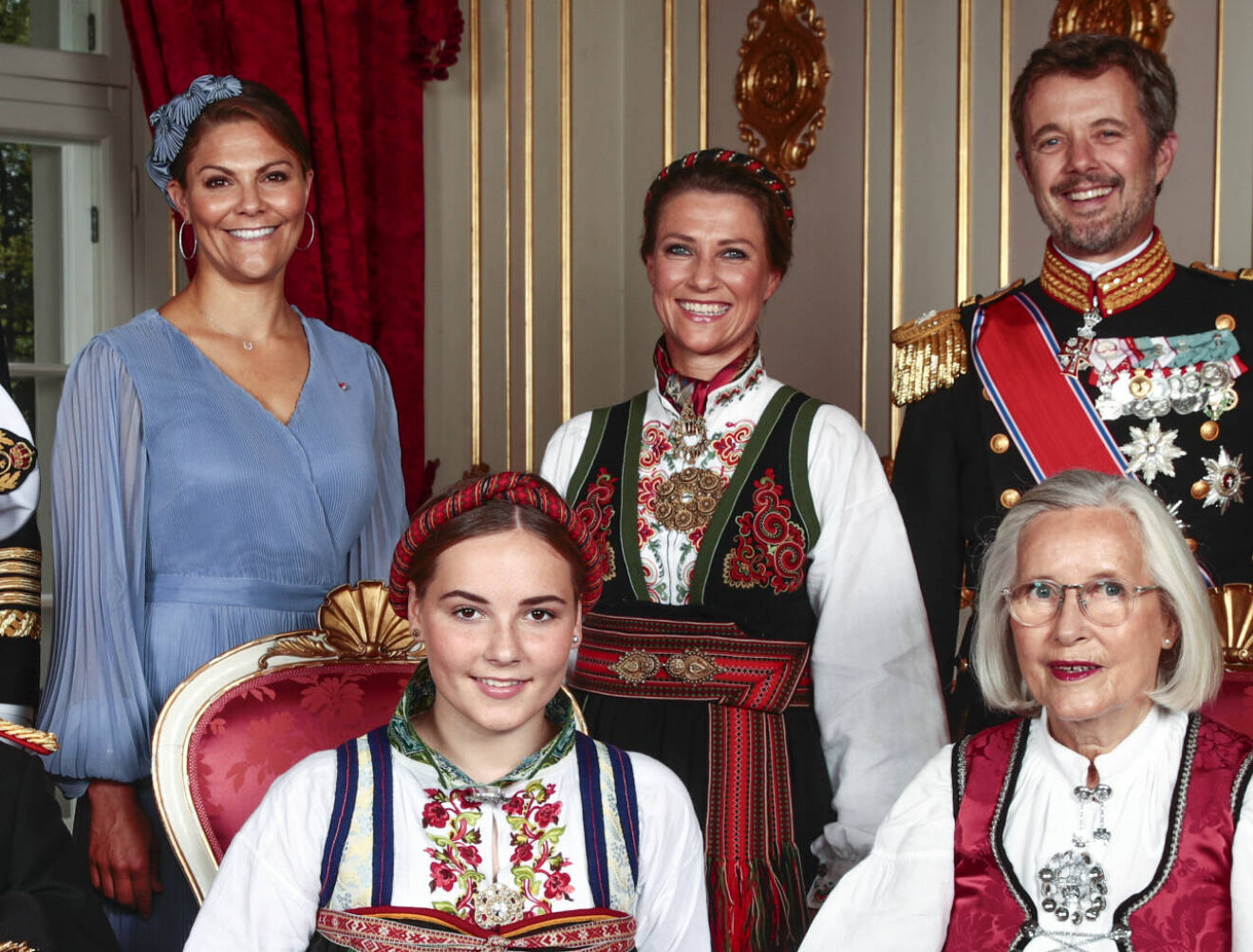 Kronprinsessan Victoria på Ingrid Alexandras konfirmation i hårsmycke eller headpiece från Örjan Jakobsson Parant Couture