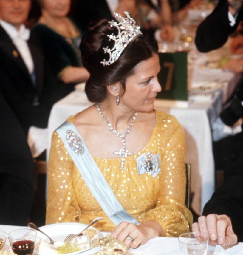 Tiarakris – mitt under Nobel. Nog kan man se att något inte riktigt var som det skulle. Drottning Silvia Tiara Nobelfesten 1976