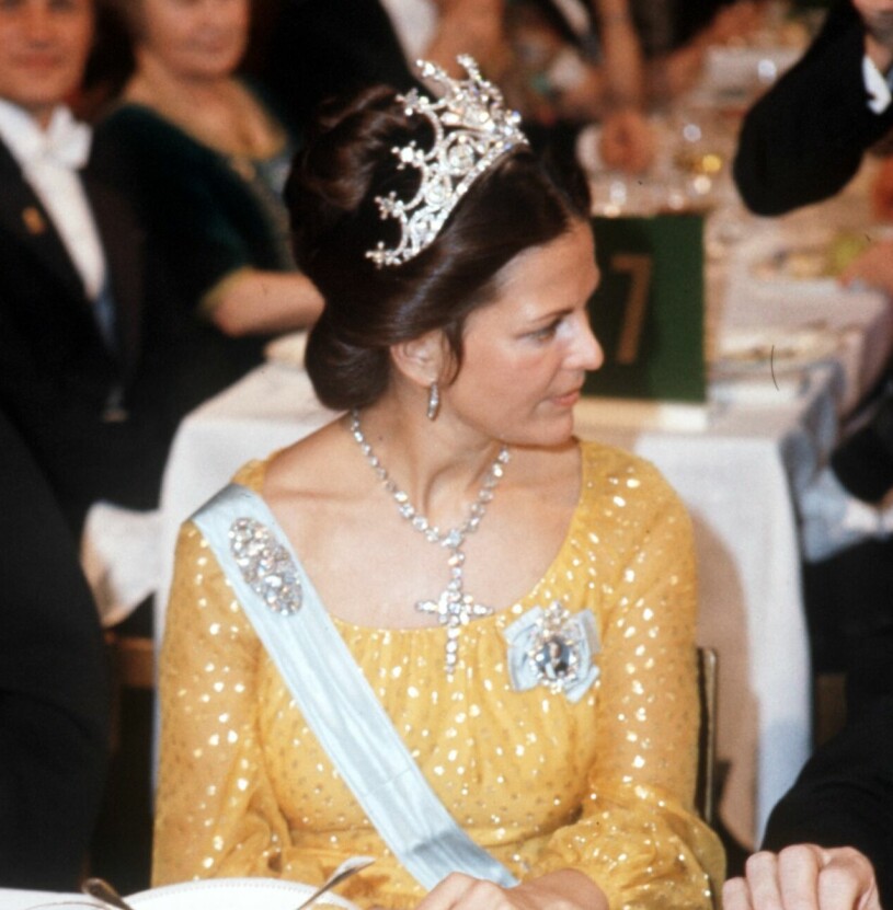 Mardrömstiaran som åt sig in i drottningens huvud. Man kan nästan se att något var galet. Drottning Silvia på Nobel – Nobelfesten 1976