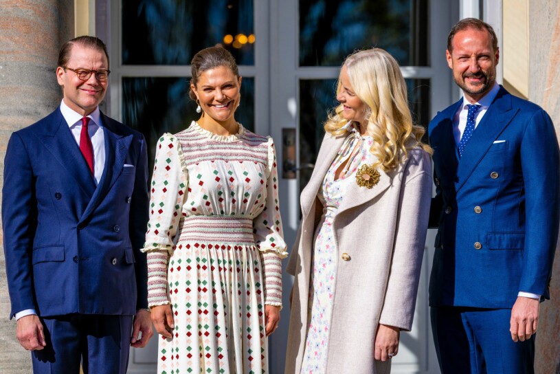 Avslappnat på slottstrappan. Och sedan hände det! Prins Daniel Kronprinsessan Victoria Kronprinsessan Mette-Marit och Kronprins Haakon på Haga slott