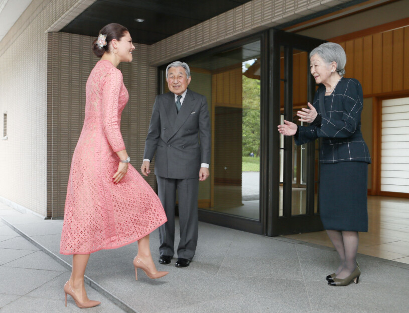 Kronprinsessan Victoria togs emot med stor värme av dåvarande kejsarparet Akihito och Michiko. Kronprinsessan Victoria Kejsar Akihito Kejsarinnan Michiko Tokyo 2017