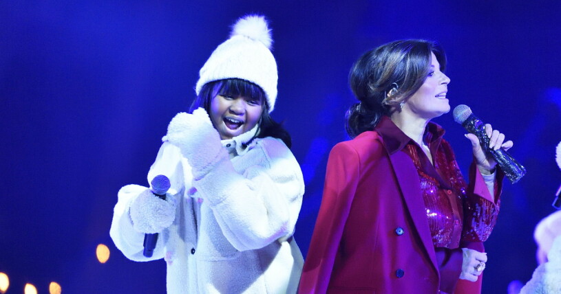 Zoe och Carola på julshow. Carola Häggkvist och dottern Zoe på julshow 2021.