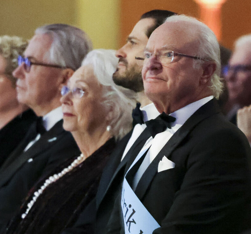 Kungen tillsammans med prins Carl Philip och prinsessan Christina i går kväll. Kungen med prins Carl Philip, prinsessan Christina och Tord Magnuson i Stockholms stadshus före beskedet om hjärtoperation