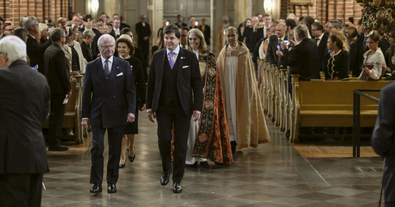 Kungen och talmannen Andreas Norlén gör entré i storkyrkan. Bakom går drottning Silvia. Kungen, Silvia och talmannen