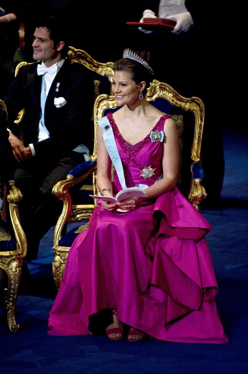 Kronprinsessan Victoria i en bekant färg under Nobelfestligheterna 2008. Kronprinsessan Victorias Nobelklänning 2008