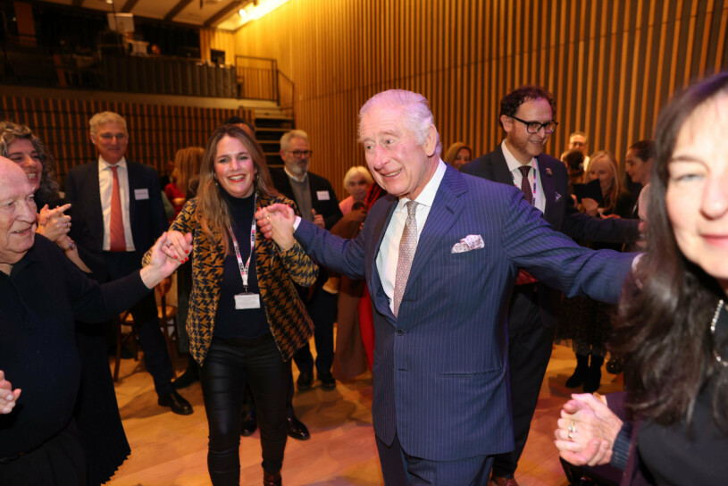 Charles såg ut att ha det mycket trevligt.