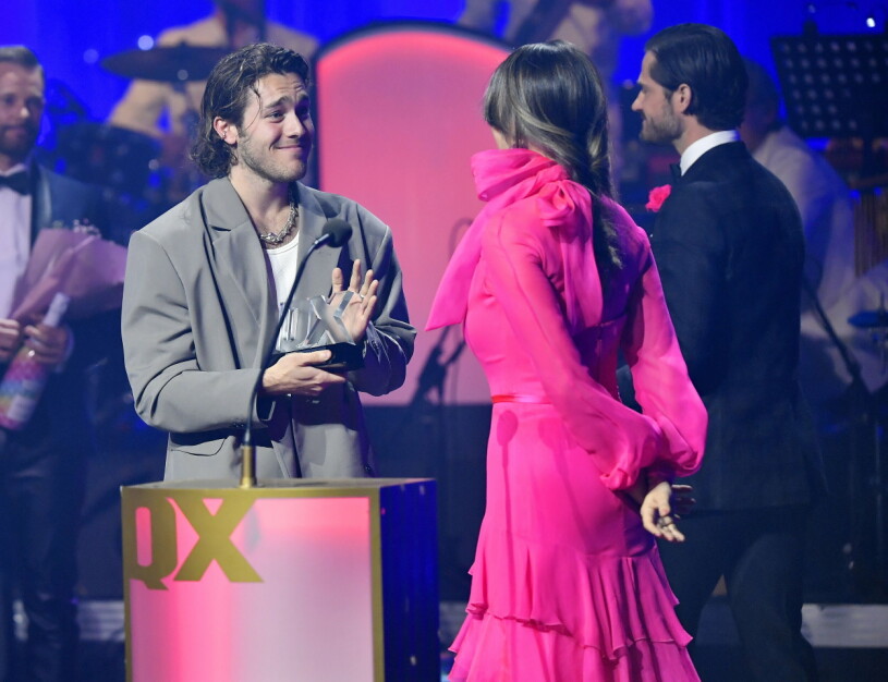 Benjamin Ingrosso ser onekligen rörd ut när han tar emot priset som prinsparet delade ut.