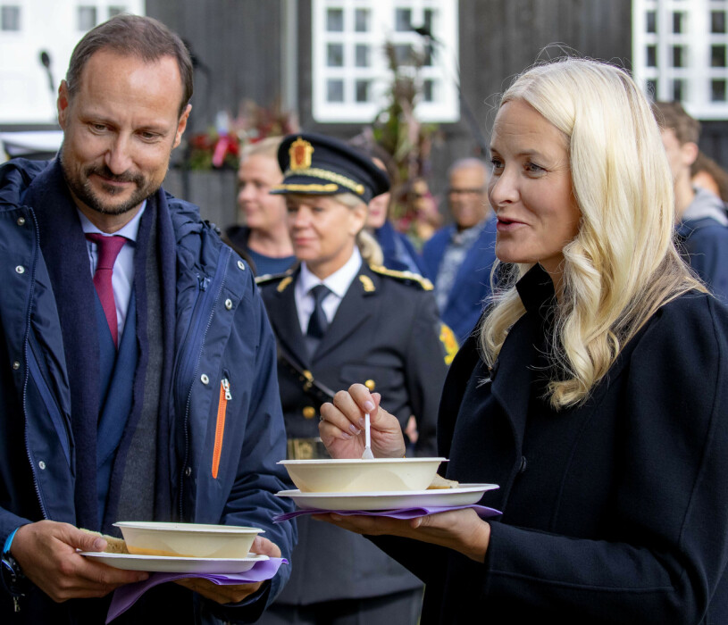 Kunglig spis: Soppa på stående fot. Kronprinsessan Mette-Marit Kronprins Haakon Äter soppa fylkestur Østfold